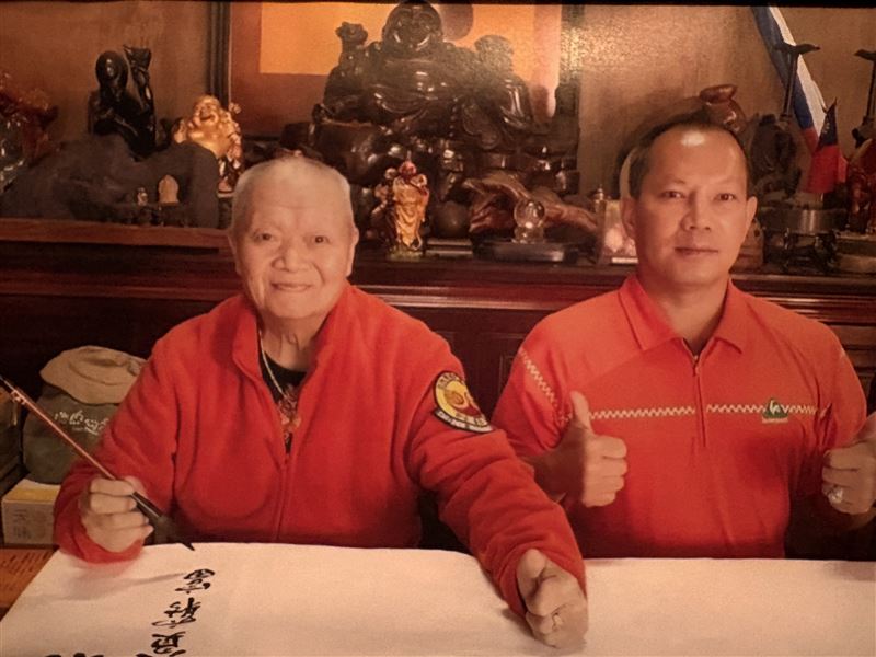 胡漢龑和父親胡鵬飛的合照。（圖／翻攝畫面）