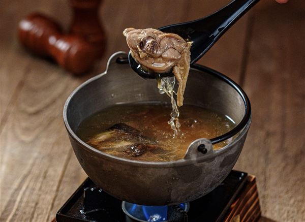 網友更稱柒息地是「被串燒耽誤的鍋物店」—店內湯品意外成為近期必點熱門，湯頭濃厚鮮香，搭配串燒暖胃又暖心。（圖／柒息地提供）