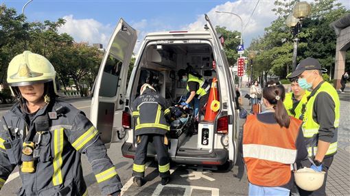 經站務人員發現立即按壓「月台緊急停車鈕（ESB）」；14點17分將旅客移至軌道區，安全護送至月台，經初步觀察旅客無明顯外傷、意識清楚，高鐵板橋站已協助送醫治療，此事件未造成列車延誤。（圖／讀者提供）