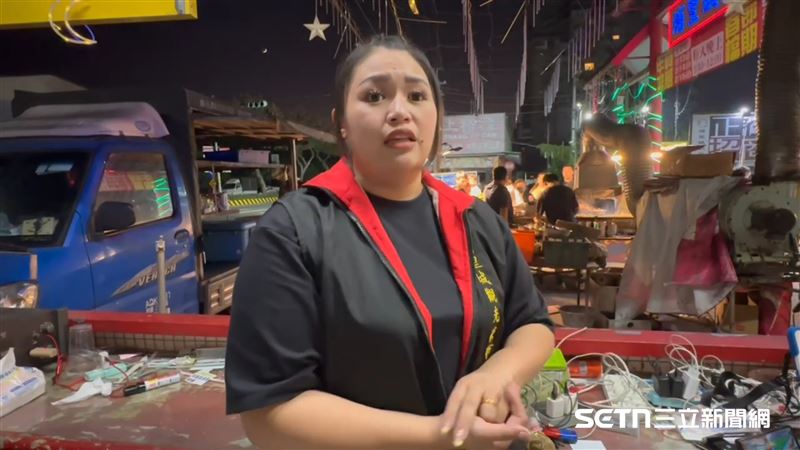 埔里城觀光夜市場主公關陳泳錡透露，自曾先生發生事情後，曾太太幾乎從未好好休息過，整個人瘦了一大圈，讓人看了非常不捨，加上一個人又要帶兩個孩子擺攤賺錢，真的非常辛苦，所以他們盡可能地幫忙，像是減免攤位租金，清潔和水電費能減免就減免，只希望他們一家可以度過難關，曾太太的壓力不要那麼大。（圖／記者張雅筑攝）