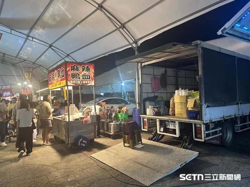 這麼大一台貨車，相信許多女生都無法駕馭，曾太太說，過去自己也不會開，但為了做生意，她趕緊去學手排，強迫自己在短時間內學會、考到駕照並上路。（圖／記者張雅筑攝）