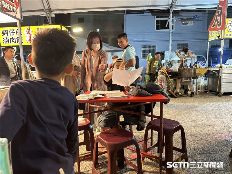 不僅陪媽媽到夜市出攤賺錢，曾小弟也會利用空檔讀書、寫作業，連路過的客人都讚嘆不已，甚至有客人的兒子看到都對這位小哥哥感到佩服，直說：「這個哥哥好厲害喔！」（圖／記者張雅筑攝）