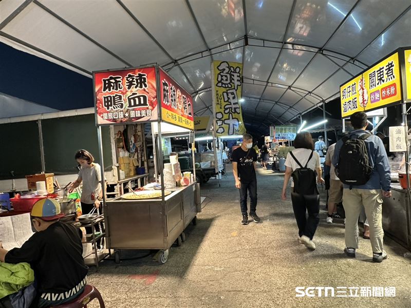 雖然遭遇了突如其來的困境和生活的重重考驗，但曾太太仍非常勇敢且正向地面對挑戰，甚至不忘感謝這一路幫忙他們一家的「貴人」。她說，若沒有家人和夜市場主以及其他攤位的幫忙和支持，自己可能沒辦法調適地那麼快，以及如此順利擺攤做生意，真的非常謝謝大家。（圖／記者張雅筑攝）