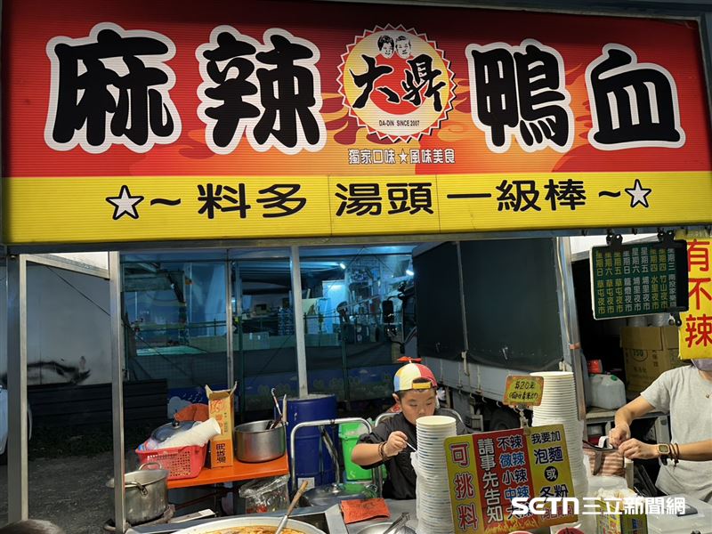 目睹爸爸腦溢血倒下，曾小弟和弟弟都非常錯愕，他甚至一度排斥上學，因為害怕放學回家後，不知道爸爸和媽媽會發生什麼事。曾太太心疼地說，這件事對孩子的心理造成不小打擊，尤其是曾小弟，變得很缺乏安全感。但令人感動的是，年僅9歲的他在一夕間長大許多，不僅堅持每天陪媽媽出攤，還主動幫忙做各種事情，用稚嫩的肩膀分擔家庭的重擔，讓人既心疼又佩服。（圖／記者張雅筑攝）