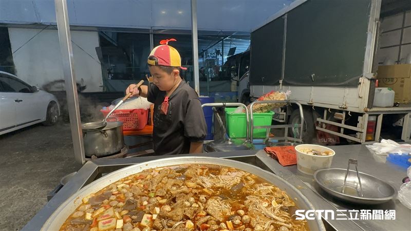 曾小弟告訴記者，因為想讓媽媽可以休息和好好吃飯，所以他主動拜託媽媽教他舀麻辣湯裝碗賣給客人，這番話讓人聽了感動又鼻酸。（圖／記者張雅筑攝）