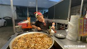 夜市曾小弟幫母擺攤賣麻辣鴨血／記者張雅筑攝