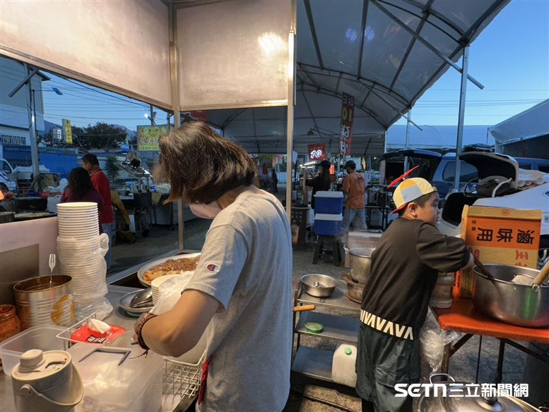 曾太太說，雖然日子辛苦，但為了家人，她只能咬緊牙關堅持下去，每一分努力都是為了孩子能健康快樂，丈夫能早日康復。她強調，遇到困難就必須面對，調整好心態，告訴自己：「往前走，不能停下。」她的語氣堅定而溫柔，讓人非常佩服。（圖／記者張雅筑攝）