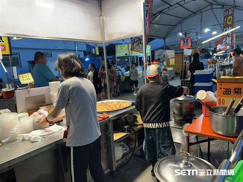 曾爸爸今年初因腦溢血倒下，曾太太不得不一人獨自扛起養家的重擔，在夜市擺攤賣麻辣鴨血。年僅9歲的兒子不僅陪媽媽出攤，還會主動幫忙招攬客人，甚至用小手舀起滾燙的麻辣燙，一點也不怯場。他認真專注的模樣，既懂事又貼心，讓人看了既心疼又感動。（圖／記者張雅筑攝）