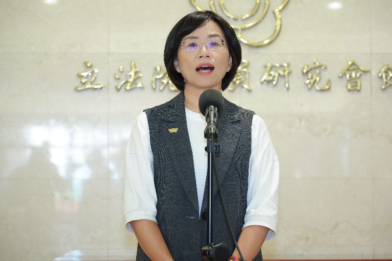 民進黨立委蘇巧慧表示「副市長應該只是誇獎我穿得漂亮，沒有歧視女生喜歡打扮的意思」，也強調自己將來不但會繼續穿著得體，也希望讓新北漂漂亮亮