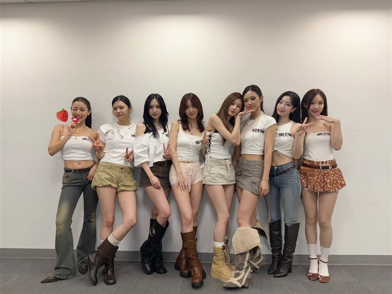 周子瑜哭了！13歲孤單一人赴韓當練習生發展史催淚曝光，引爆粉絲粉絲心疼。（圖／翻攝自IG @twicetagram）