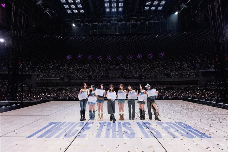 周子瑜哭了！13歲孤單一人赴韓當練習生發展史催淚曝光，引爆粉絲粉絲心疼。（圖／翻攝自IG @twicetagram）