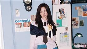 周子瑜哭了！13歲孤單一人赴韓當練習生發展史催淚曝光，引爆粉絲粉絲心疼。（圖／翻攝自IG @twicetagram、翻攝自IG @topbeauty_lydia、翻攝自IG @soseecoffee、帳號、大風文創提供、翻攝自TWICE FB） 