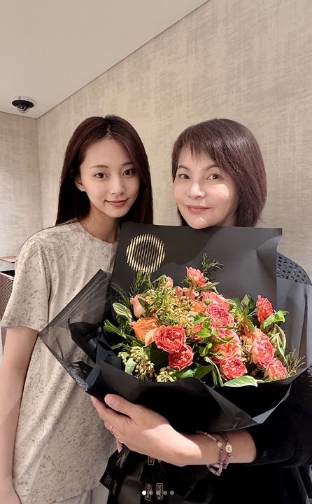 周子瑜哭了！13歲孤單一人赴韓當練習生發展史催淚曝光，引爆粉絲粉絲心疼。（圖／翻攝自IG @topbeauty_lydia）