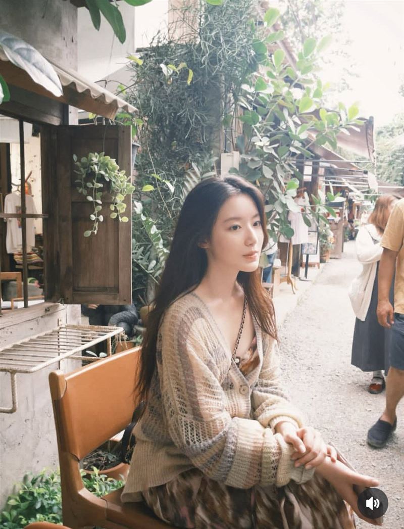 舒華舉手投足都展現女神氣息。（圖／翻攝自舒華IG）