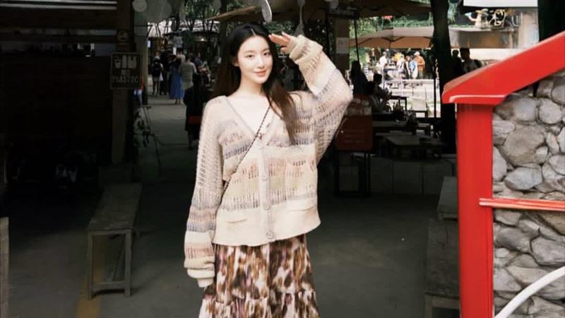 舒華0偽裝現身街頭　外套滑落露性感香肩