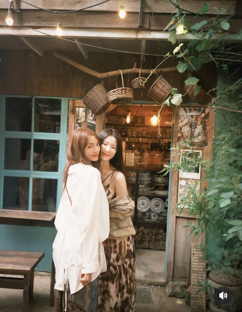 舒華（右）跟女星謝雨芝（左）合影，辣露性感香肩。（圖／翻攝自舒華IG）