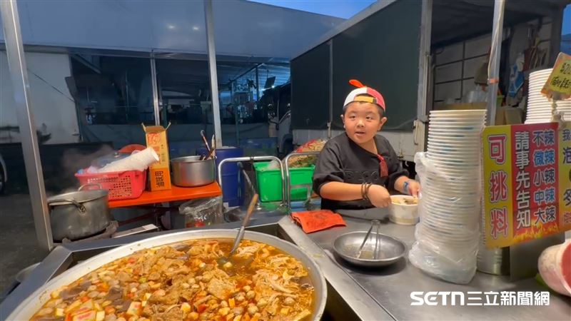 招呼客人完全不馬虎的曾小弟，讓人很難想像他只有9歲大，舉手投足間展現出的專注與穩重，遠超過同齡孩子的成熟。（圖／記者張雅筑攝）