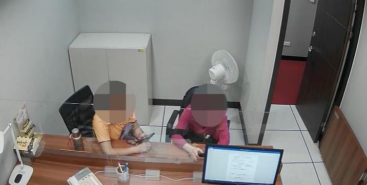 一位住在台灣多年的中國籍配偶（右）因帶「含有豬肉的草仔粿」回台而被罰20萬。歷經5個多月的未繳，最終她與同友人（左）到場說明案情並清償。（圖／法務部行政執行署新北分署）