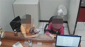 一位住在台灣多年的中國籍配偶（右）因帶「含有豬肉的草仔粿」回台而被罰20萬。歷經5個多月的未繳，最終她與同友人（左）到場說明案情並清償。（圖／法務部行政執行署新北分署）