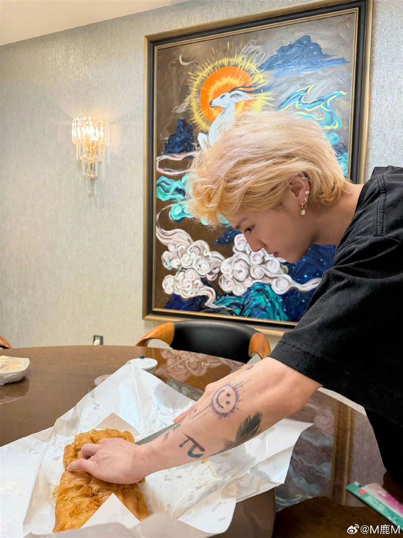 鹿唅家的餐廳牆上，懸掛一幅以鹿為主題的裝飾畫。（圖／翻攝自鹿晗微博＠M鹿Ｍ）
