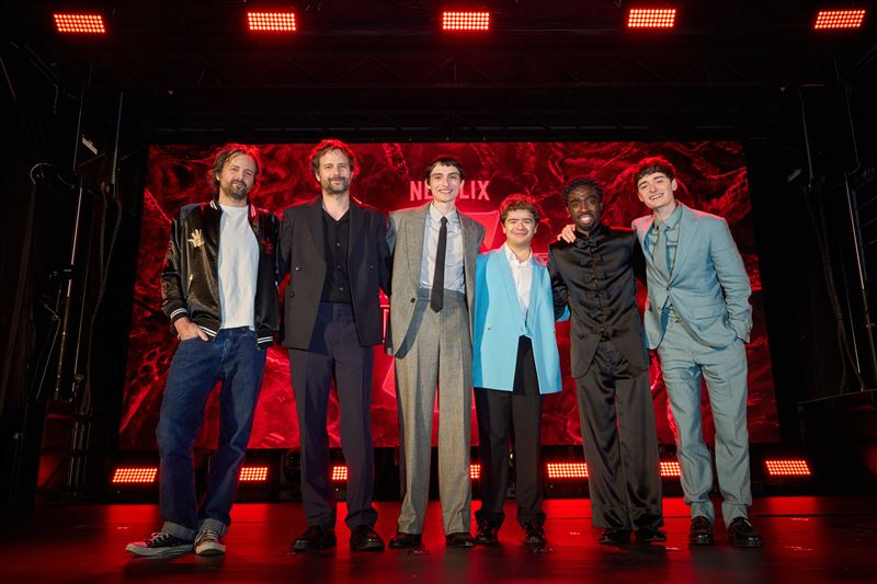 Netflix《怪奇物語》主創與主演群合照。（圖／Netflix提供）