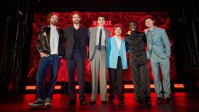 Netflix《怪奇物語》主創與主演群合照。（圖／Netflix提供）