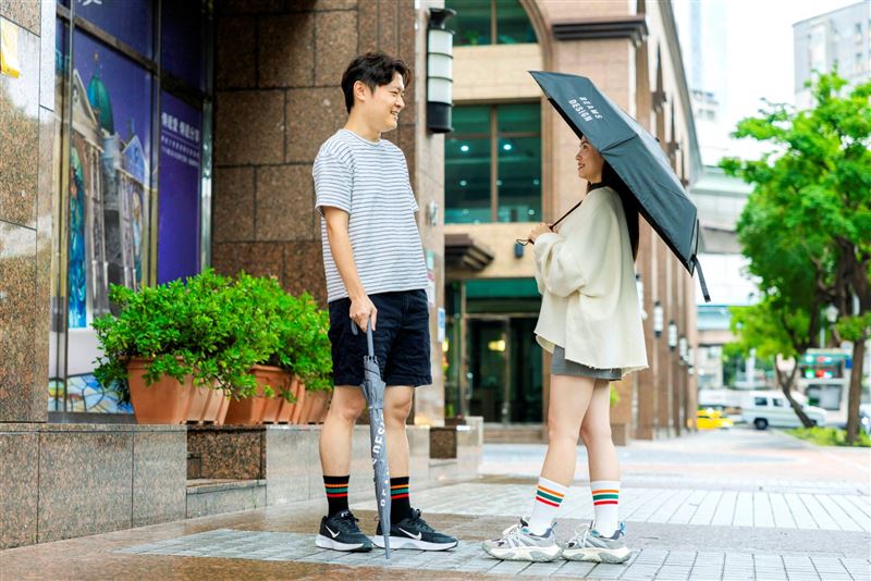 此次雙方共同開發商品，融合日系簡約美學與7-ELEVEN經典紅、橙、綠三色。（圖／品牌業者提供）