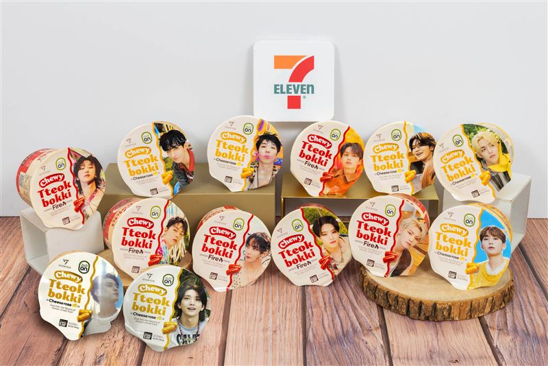 SEVENTEEN辣炒年糕粉絲必收，每碗都有一位團員的肖像圖片碗蓋可蒐集。（圖／品牌業者提供）