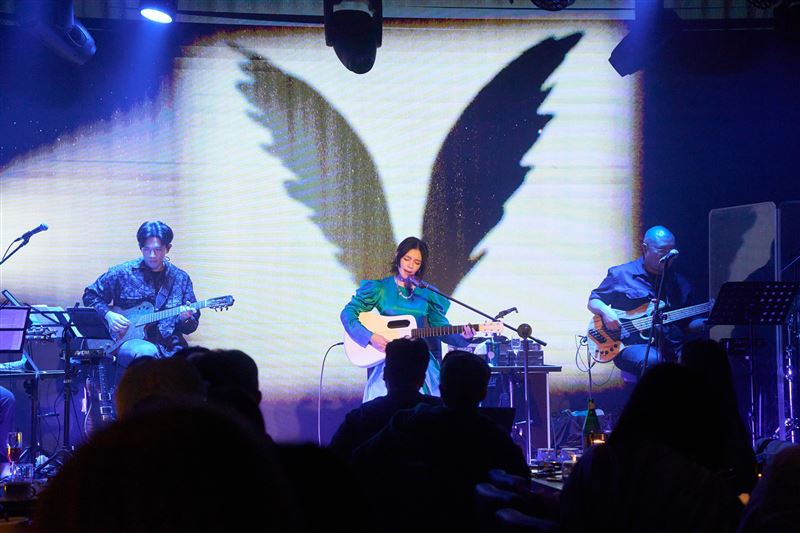 徐若瑄驚喜以吉他自彈自唱。（圖／索尼音樂、Billboard Live TAIPEI提供）