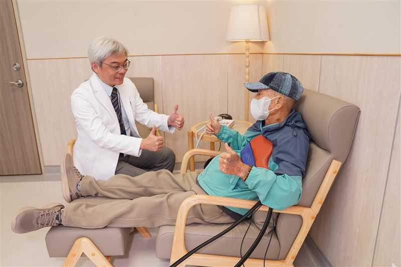 78歲攝護腺癌患者全身骨轉移，靠嗎啡止痛仍劇痛，經放射線與深層熱治療3個月後，不再需嗎啡，還能自行行走，生活品質大幅提升。（圖／中國醫藥大學新竹附設醫院 提供）