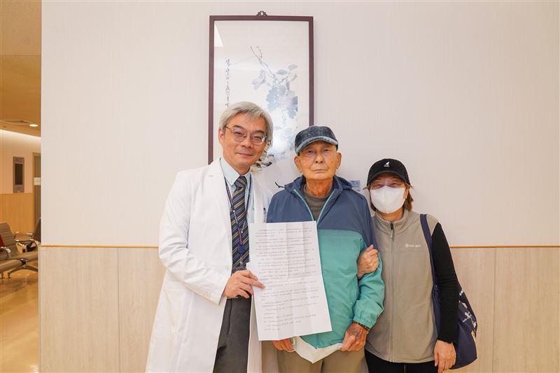 78歲癌症患者疼痛達10分，經放射線與深層熱治療，2週後可自行上下樓梯，生活品質大幅改善，他還寫信感謝郭主任是救命恩人。（圖／中國醫藥大學新竹附設醫院 提供）