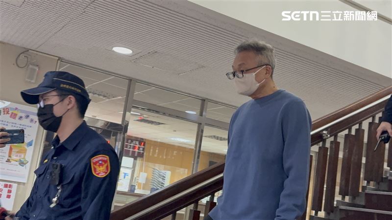 陳歐珀500萬交保，戴上電子腳鐐後離開台北地院。（圖／記者楊佩琪攝）