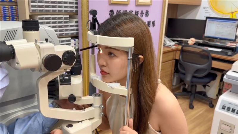 香水太誘人　蜜蜂鑽帽叮眼正妹嚇慘了