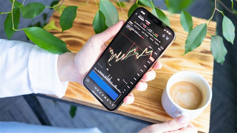 主動基金選股成績單！打不贏就加入他