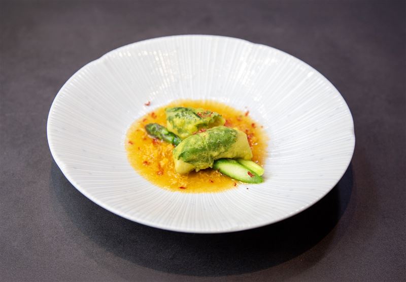 紫蘇午魚佐蟹黃膏。（圖／品牌業者提供）