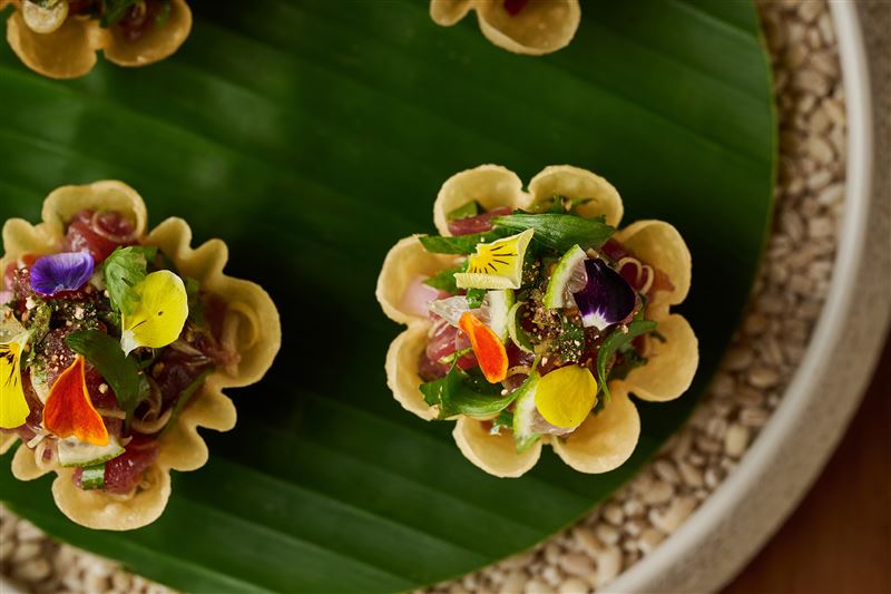 「鮪魚｜香茅｜拉帕」，在鹹、甜、辣等多重滋味中酸香突出，讓人一口置身泰國。（圖／品牌業者提供）