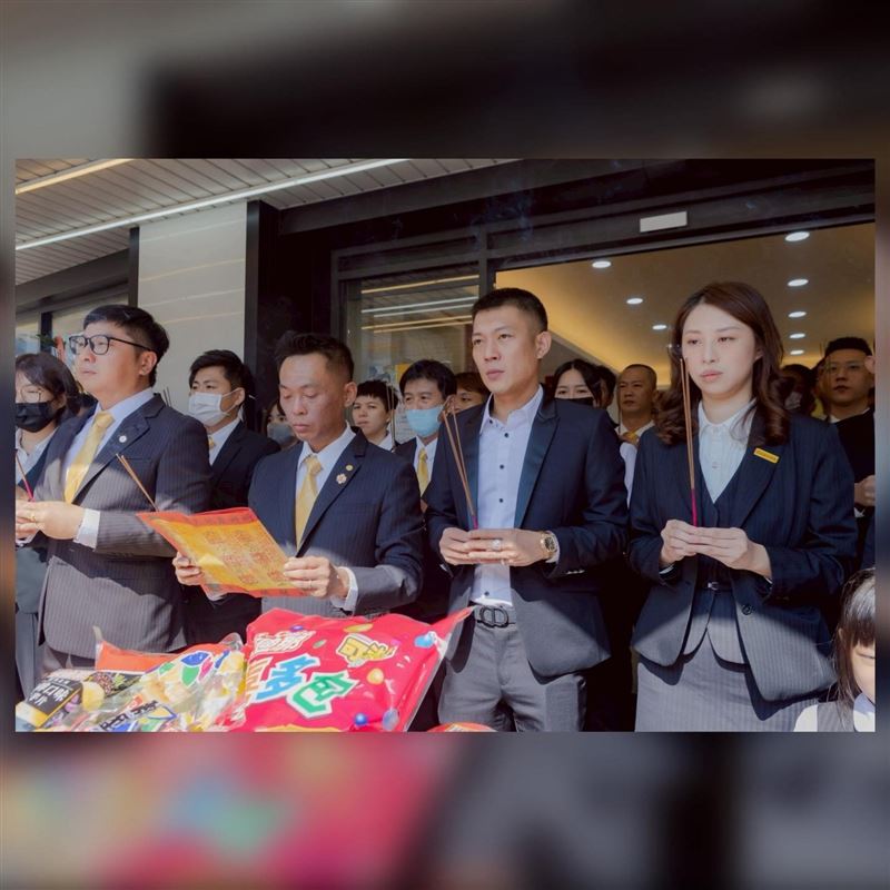 鳳梨在屏東永慶房屋當房仲，並勵志寫道：「在富饒人情味的國境之南，再一次看到嶄新的目標。」（圖／翻攝自鳳梨臉書）