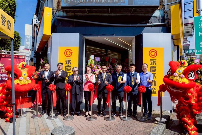 鳳梨在屏東永慶房屋當房仲，並勵志寫道：「在富饒人情味的國境之南，再一次看到嶄新的目標。」（圖／翻攝自鳳梨臉書）