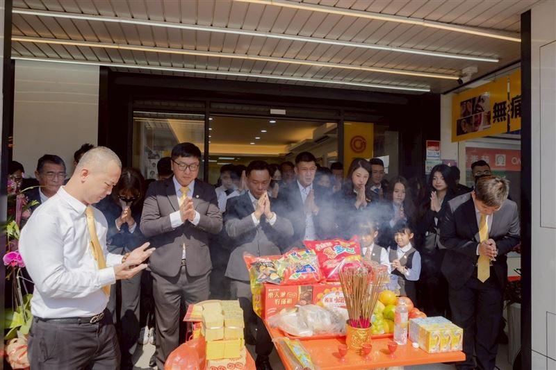 網紅鳳梨今年7月遭掃射12槍，恐嚇意味濃厚，如今轉戰屏東永慶房屋當房仲。（圖／翻攝自鳳梨臉書）