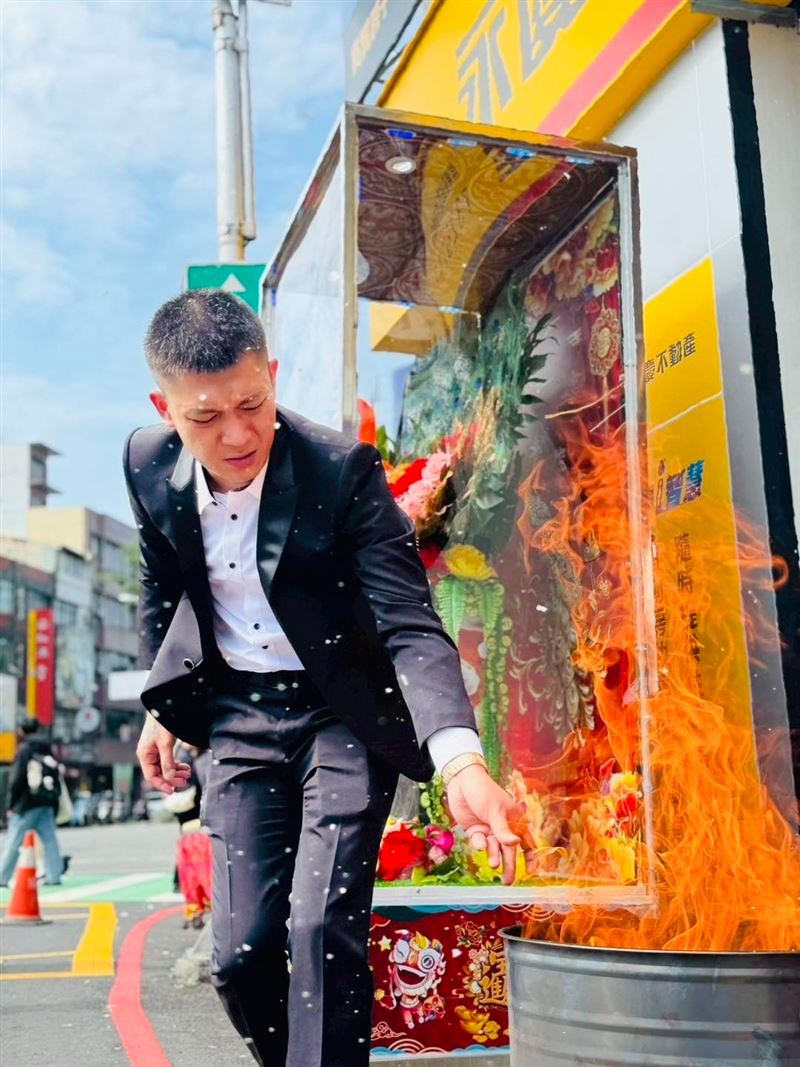 網紅鳳梨今年7月遭掃射12槍，恐嚇意味濃厚，如今轉戰屏東永慶房屋當房仲。（圖／翻攝自鳳梨臉書）