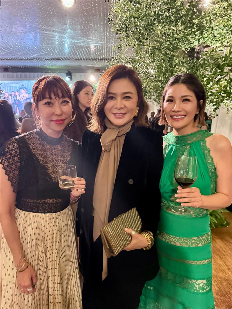 關之琳（中）難得來台喝喜酒。（圖／翻攝自蔣雅淇 Vivian Chiang臉書）