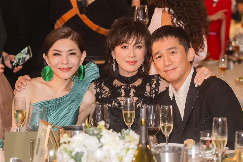 張清芳（左起）、劉嘉玲、梁朝偉難得同框。（圖／翻攝自張清芳 Stella臉書）