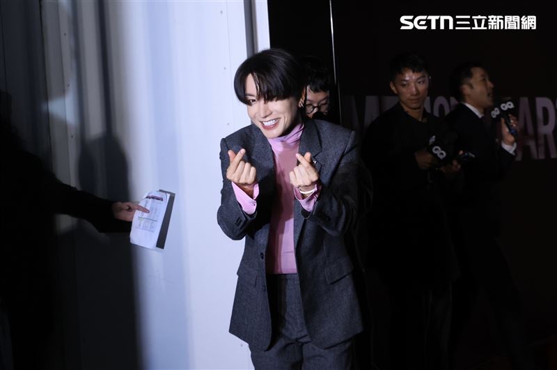 利特雙手比手指愛心。（圖／記者鄭孟晃攝影）