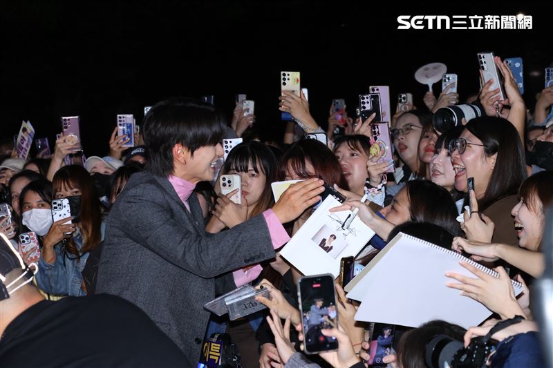 利特現場幫粉絲簽名。（圖／記者鄭孟晃攝影）