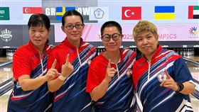 東京聽奧保齡球女力發威，王玉琴(左1)、林雅琴(左2)、張堯茜(右1)、陳怡妙(右2)搭檔團體賽奪下金牌。（圖／運動部提供） 