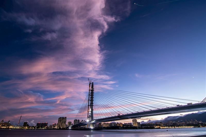 淡江大橋路跑活動將於明年4月18日下午舉行，以黃昏路跑的模式，在有名的淡水夕照下進行整場活動，跑者能夠在跑步的過程中欣賞淡水河口壯闊的景觀。（圖／公路局提供）