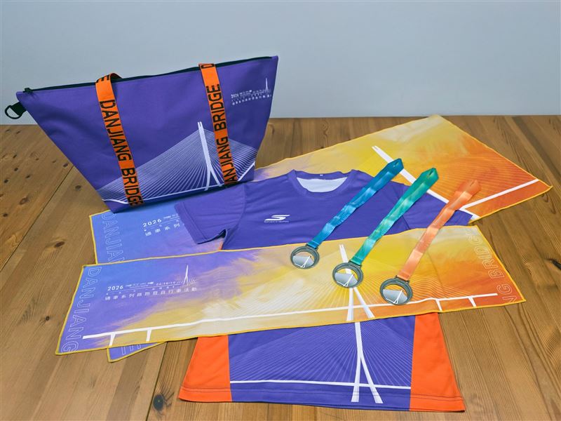 淡江大橋通車前，公路局將舉辦路跑與自行車活動，此次路跑推出限定版選手物資。（圖／公路局提供）