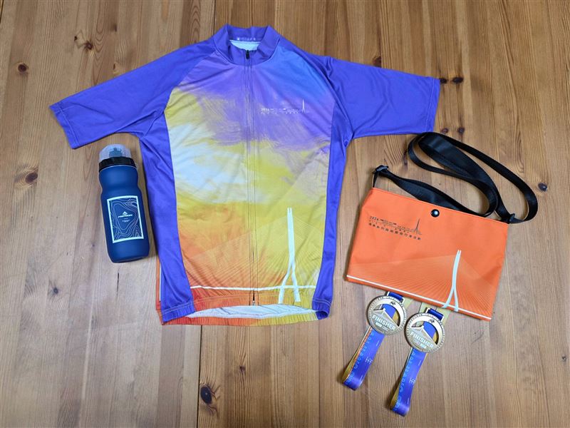 淡江大橋通車前，公路局將舉辦路跑與自行車活動，自行車活動推出限定版選手物資，包括車衣及補給小包。（圖／公路局提供）