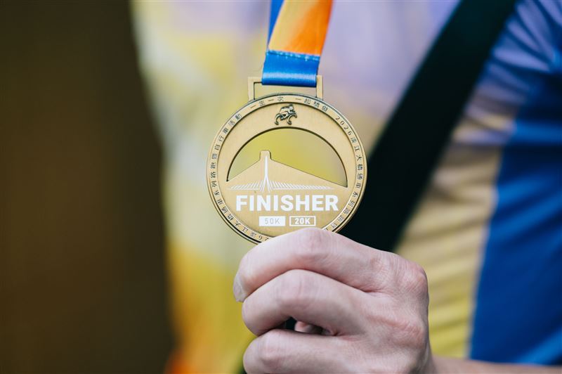 淡江大橋自行車活動獎牌相當精緻。（圖／公路局提供）