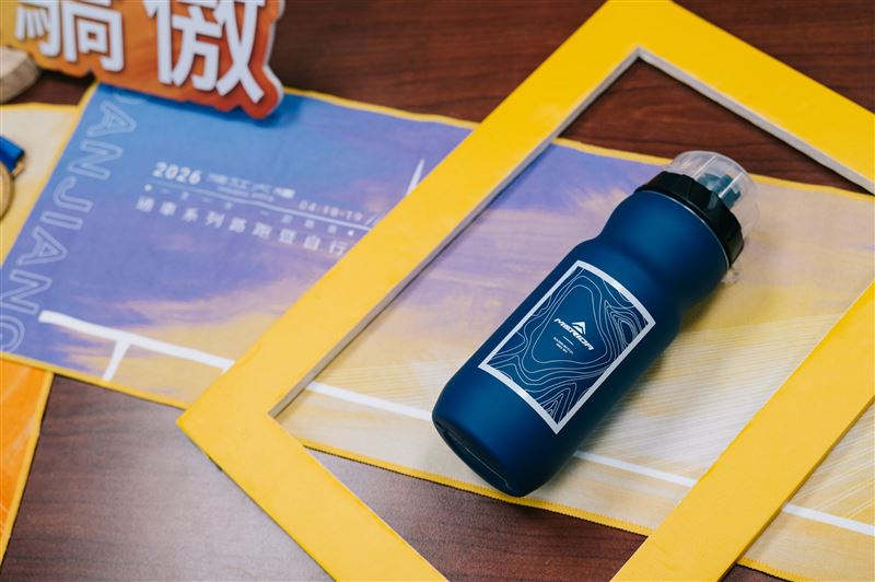 淡江大橋路跑與自行車活動周邊。（圖／公路局提供）